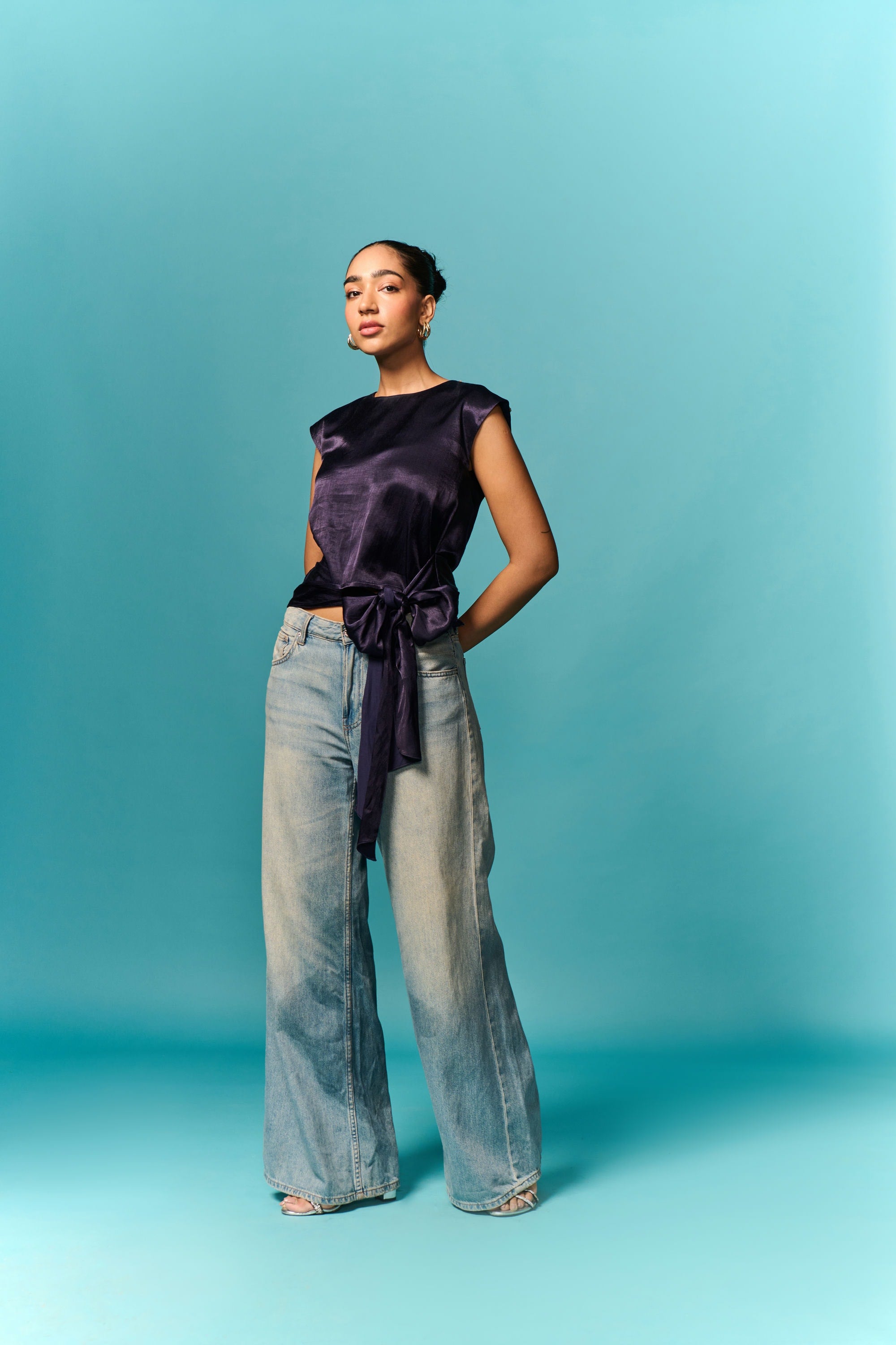 Vlootblou versierde knooptop