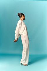 Wit uitgesnyde los top met versierde broek