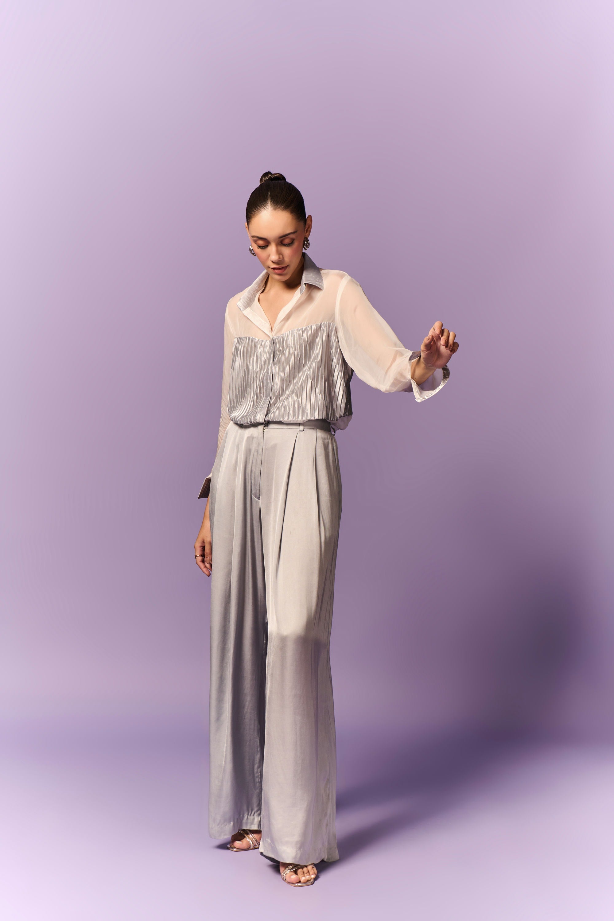 WIT SILWER GEPLOIDE STOF ORGANZA HEMD MET GEPLOIDE BROEK