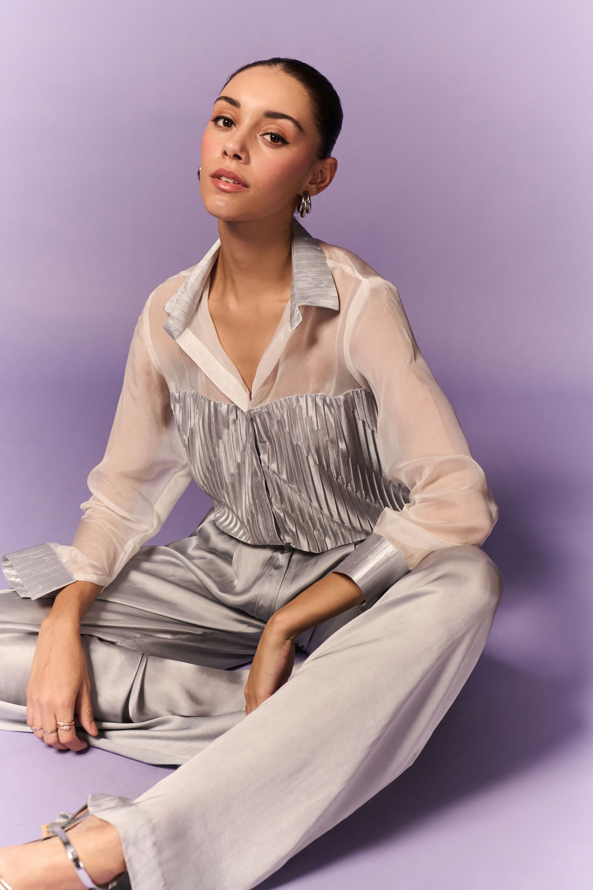 WIT SILWER GEPLOIDE STOF ORGANZA HEMD MET GEPLOIDE BROEK