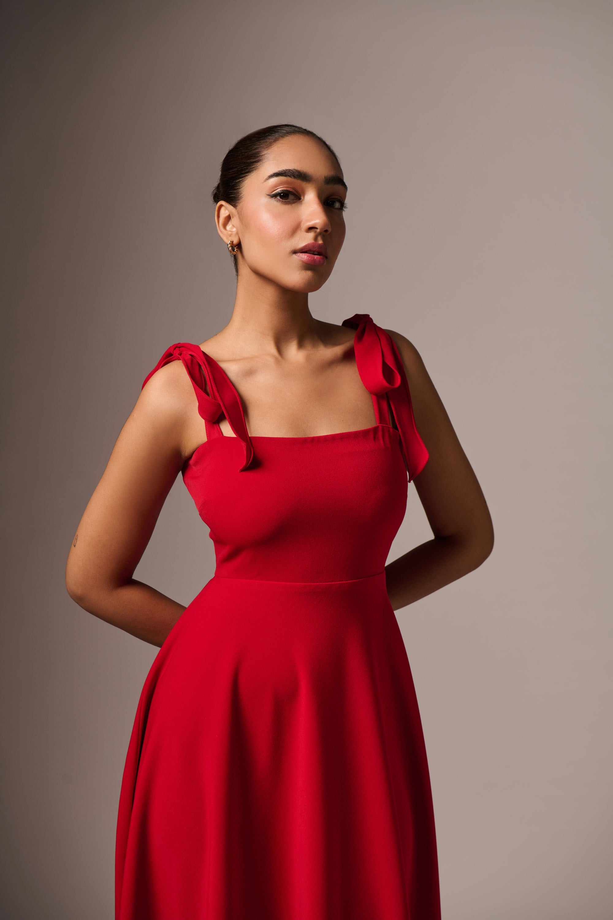 ROOI SKOUER-OPBIND LANG ROK