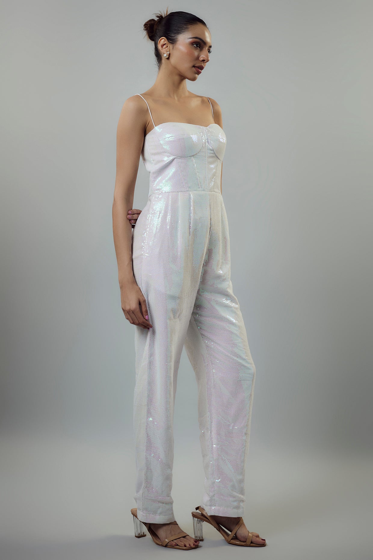 WIT PAILLETJIE-KORSETJUMSUIT MET SAK