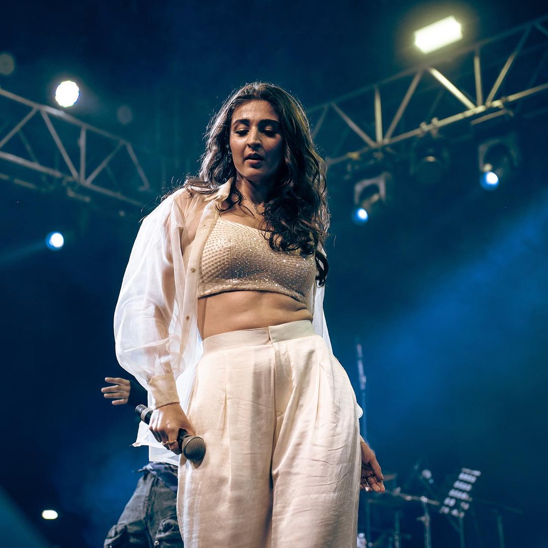 Dhwani Bhanushali goue baadjie