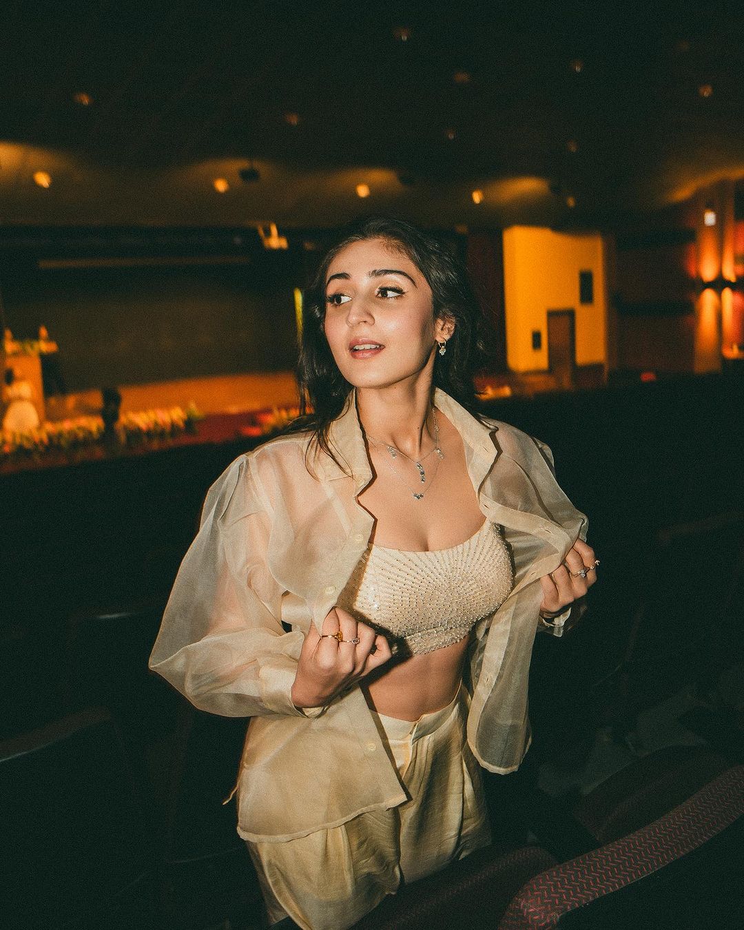 Dhwani Bhanushali goue baadjie