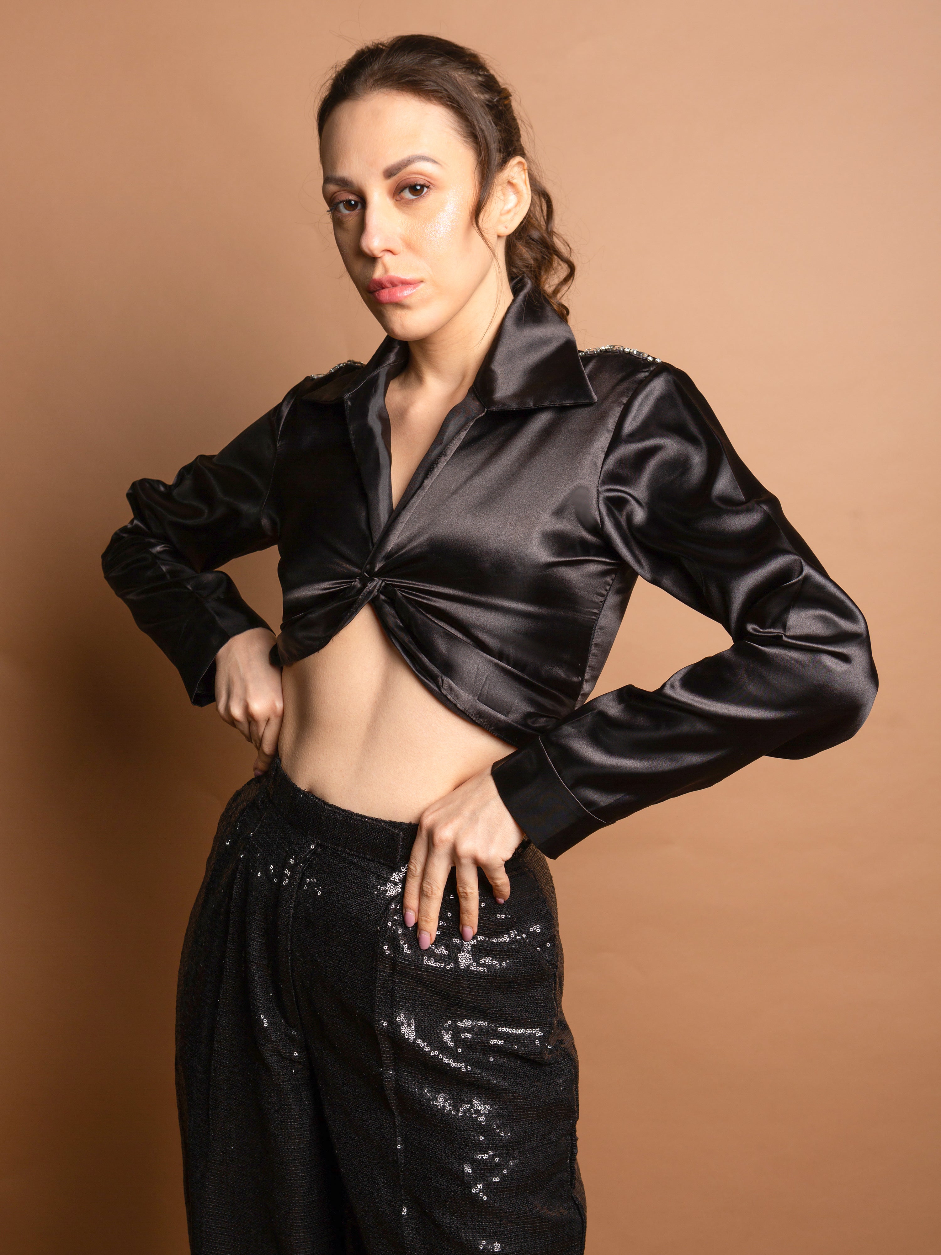 Gedraaide voortop met pailletbroek